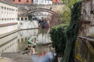 Gremlin an der Wassermühle