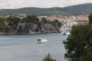 Im Hintergrund Sibenik
